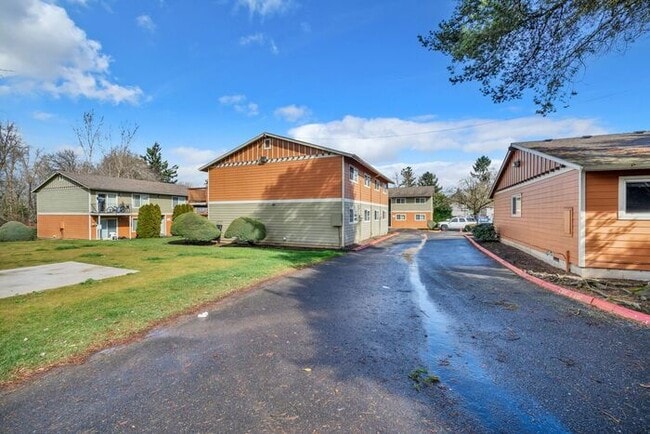 Building Photo - 2 bedroom Available! Pet's welcome!