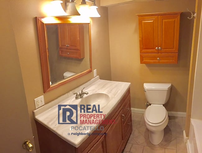 Building Photo - 3 bedroom 2 bath home - Dogs negotiable