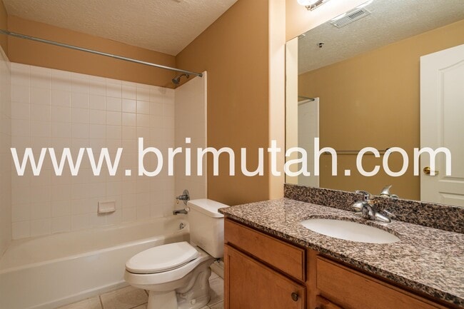 Building Photo - 3075 E Kennedy Dr