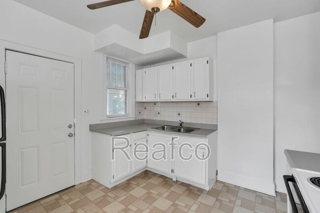 Building Photo - 463 Reinhard Ave