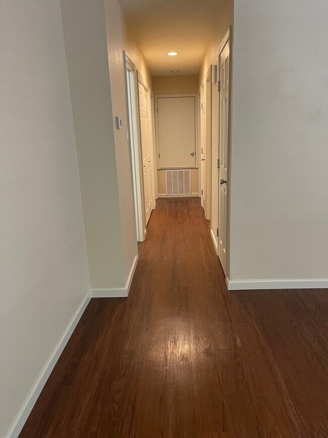 Building Photo - NEW ON MARKET !!