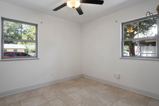 Building Photo - 133 Hickory Dr