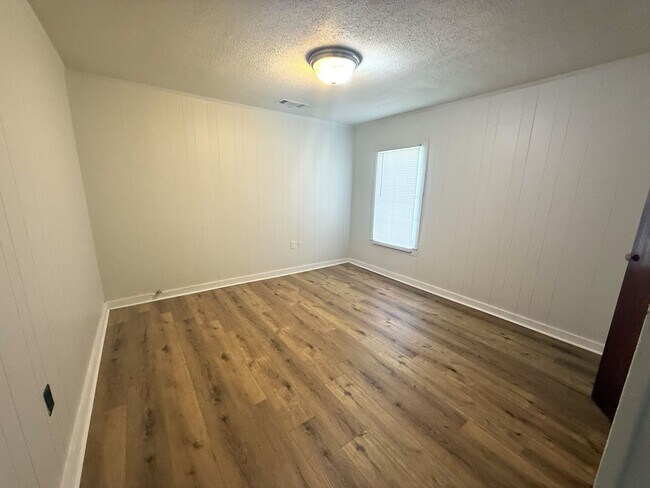 Building Photo - Cozy 2-Bed, 1-Bath Home with a large backyard!!