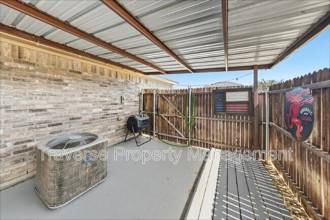 Building Photo - 733 River Hill Ln