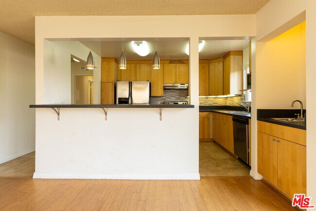 Building Photo - 1033 6th St