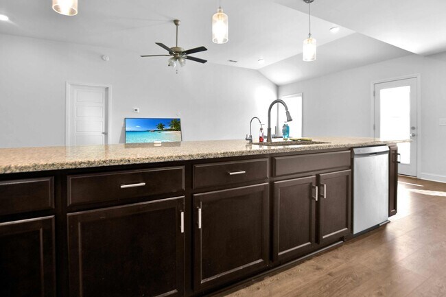 Building Photo - Pet Friendly Three Bedroom!