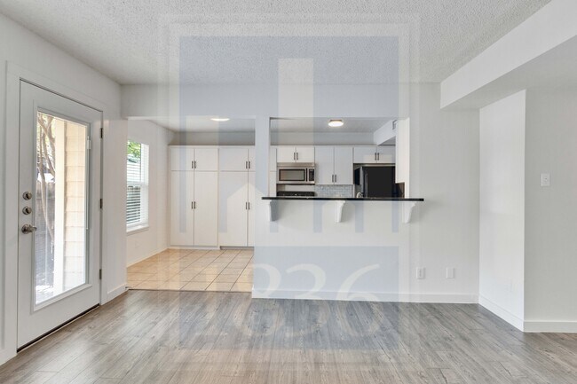 Building Photo - 907 E Oltorf St