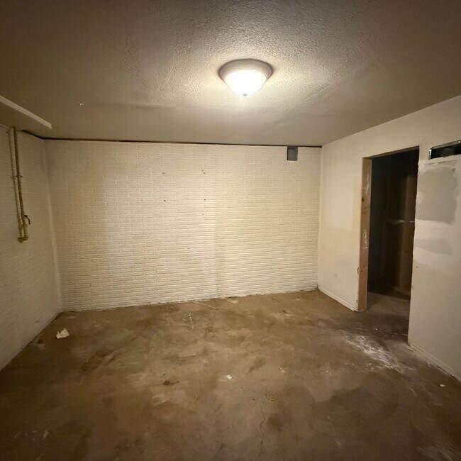 Building Photo - 2 Bedroom Home with unfinished Basement In SE Springfield