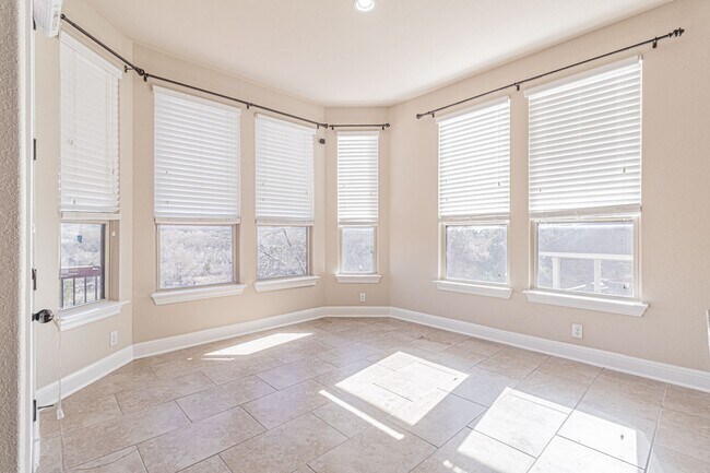 Building Photo - GORGEOUS 4 BED / 2 BATH HOUSE FOR RENT!