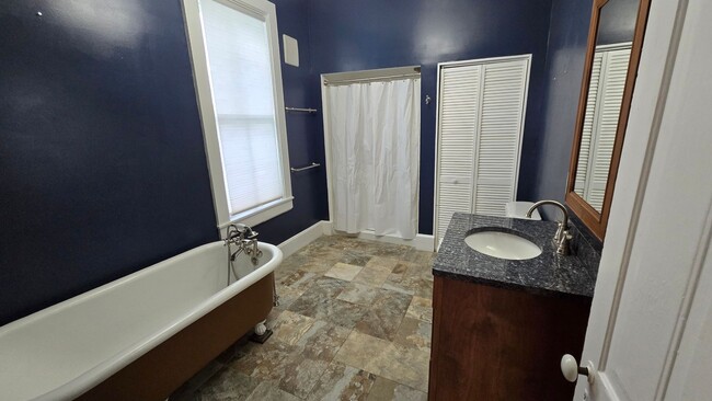 Building Photo - PET FRIENDLY 3 BEDROOM, 2 BATHROOM, DOWNTO...