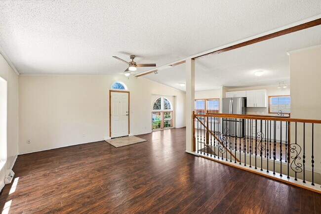 Building Photo - $2,595.95, 5 bed, 3.5 bath with a fenced back yard