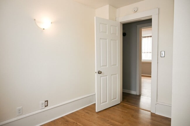 Building Photo - Gorgeous 3 Bed 1 Bath Home! Updated Applia...