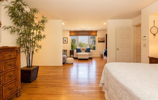 Building Photo - 375 Las Palmas Dr
