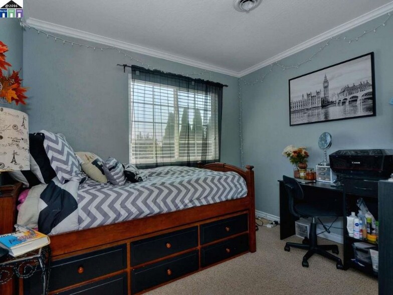 Building Photo - 3813 Lake Ontario Dr