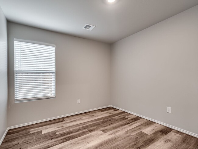 Building Photo - Home Close to Surrey Hills + 3 bedrooms