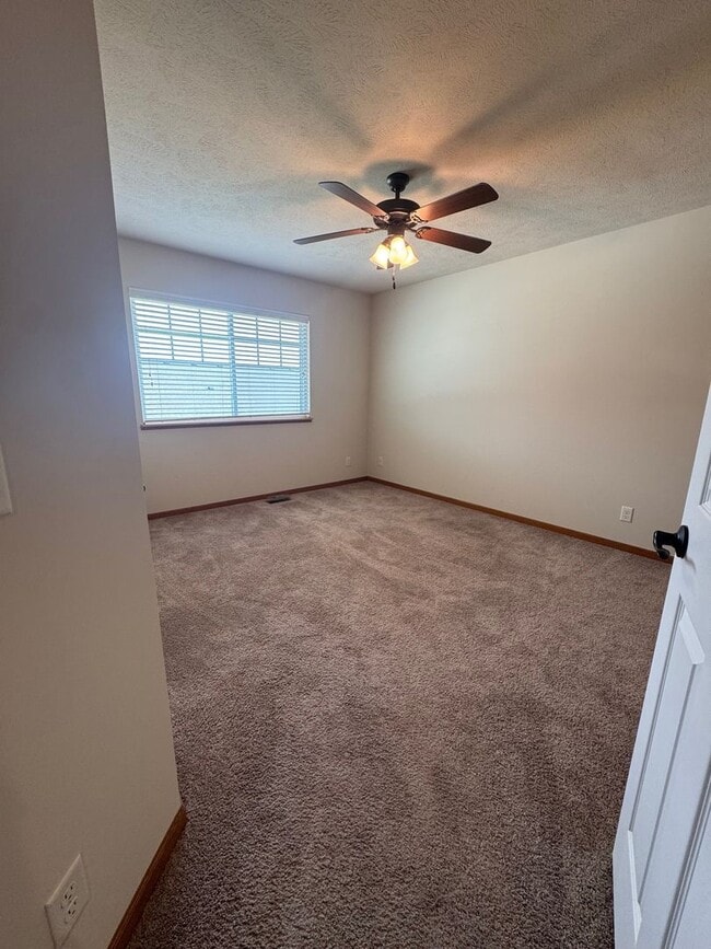 Building Photo - Spacious 3-Bedroom Townhome in Prairie Vil...