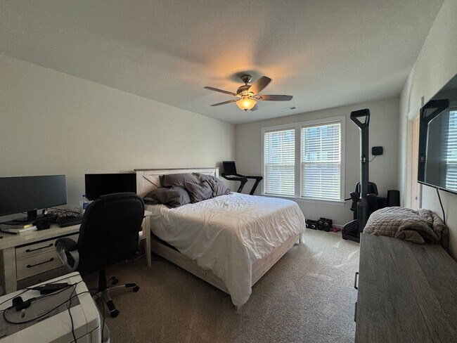 Building Photo - Stylish 2 Bed 2 Bath Condo With Den & Balc...