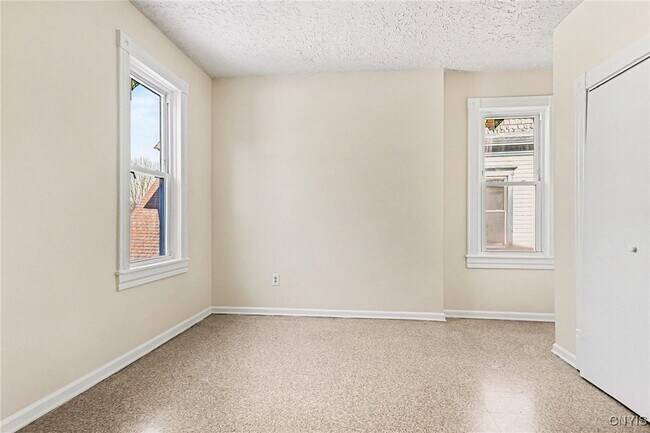 Building Photo - 302 Kellogg St