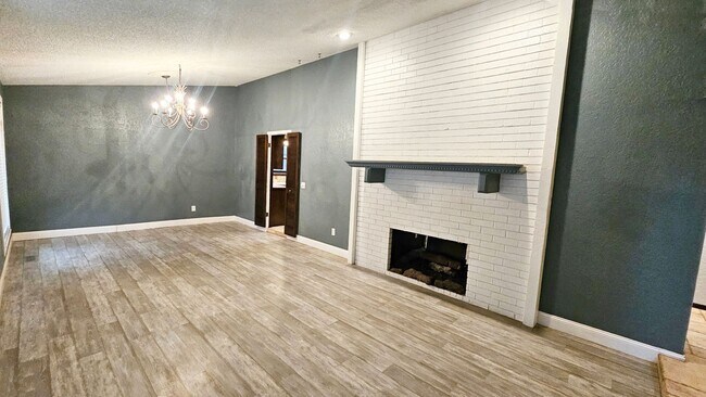 Building Photo - Four Bed/2 Bath Near Lake Hefner