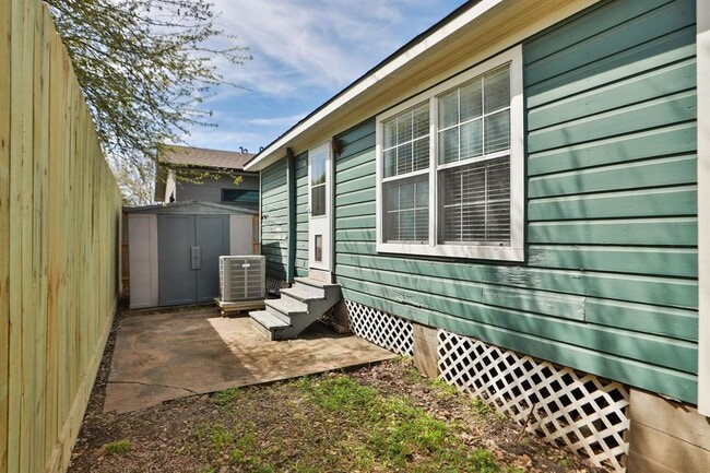 Building Photo - 905 Kern St