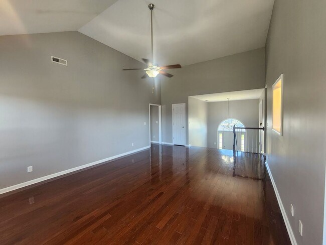 Building Photo - $2500 - 5 Bedrooms 3 Baths + Bonus Room