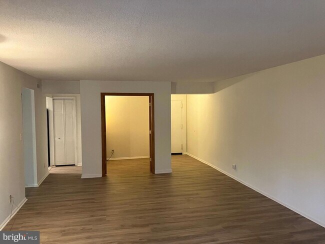 Building Photo - 7680 Tremayne Pl