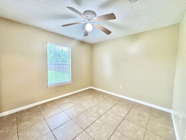 Building Photo - 1437 Little Creek Dr