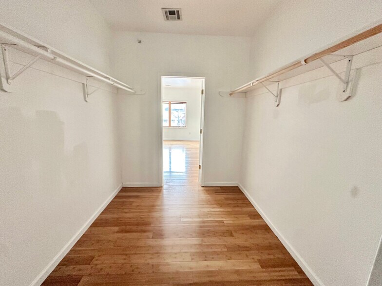 Building Photo - 41-43-43 Manufacturers Pl