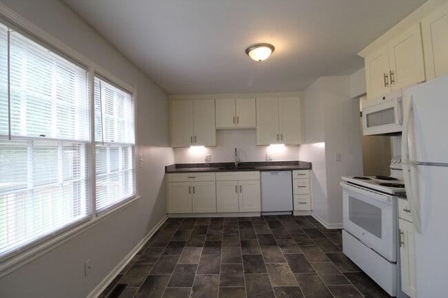 Building Photo - 3 Bedroom House in Overland Park