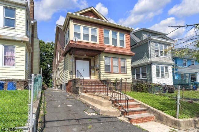 Building Photo - 151 Mapes Ave