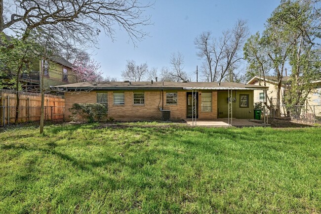 Building Photo - Charming 3 Bed 2 Bath Hyde Park Home for A...