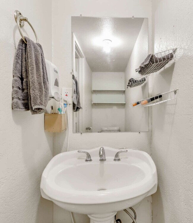 Building Photo - 520 Helena St