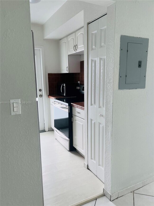 Building Photo - 7725 Carlyle Ave