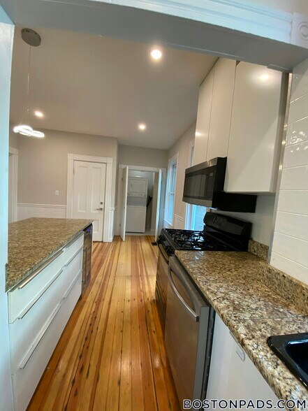 Building Photo - 12 Buttonwood St