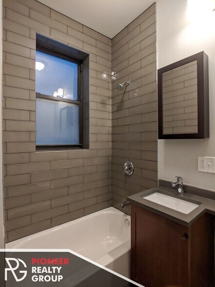 Building Photo - 634 W Barry Ave