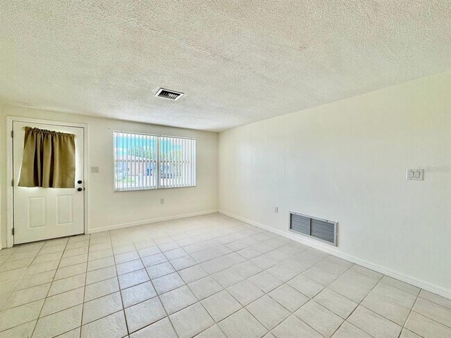 Building Photo - 3131 Roxbury Dr