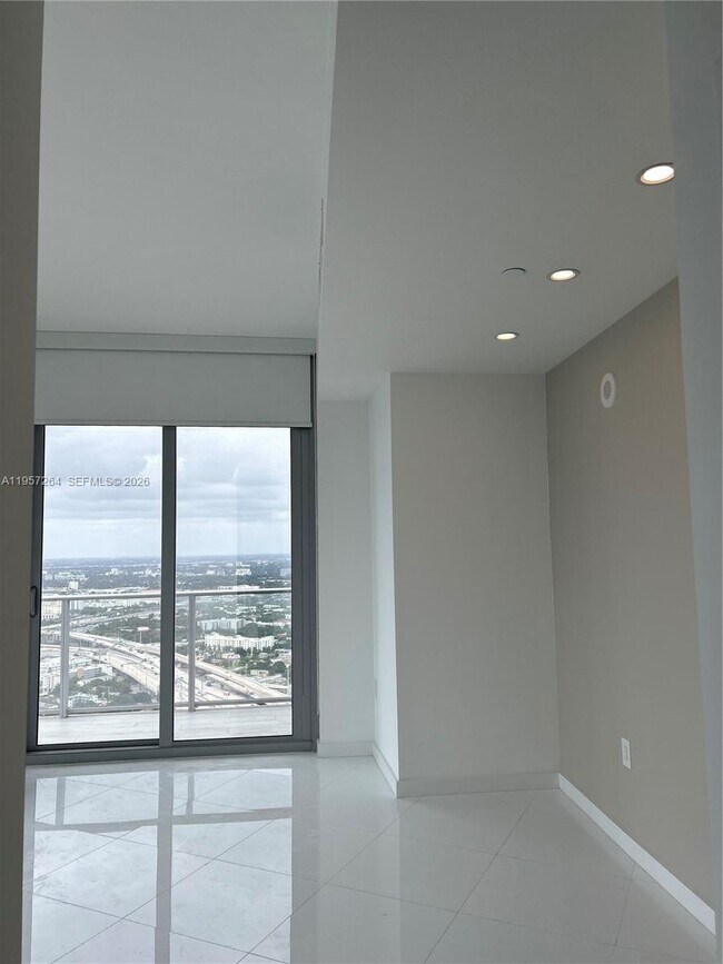 Building Photo - 851 NE 1st Ave