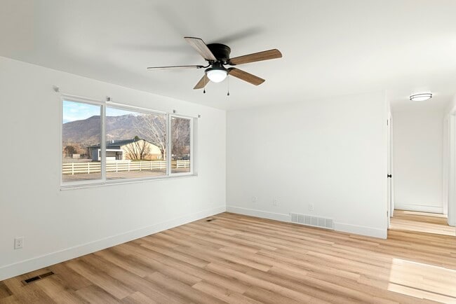 Building Photo - 1335 E Lester Dr