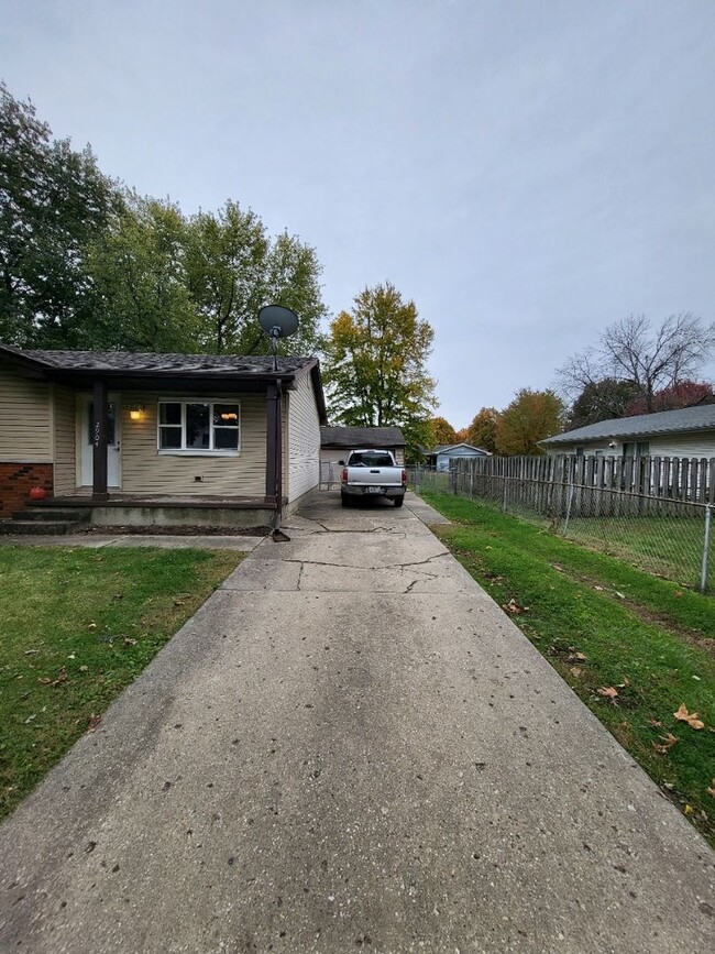 Building Photo - Beautiful 3 Bedroom 1 Bath home with finis...