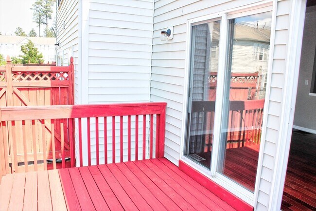 Building Photo - Great 2 Bedroom, 3 Floor Town Home with 1st Floor Bonus Room- Morrisville - Available July 15th!