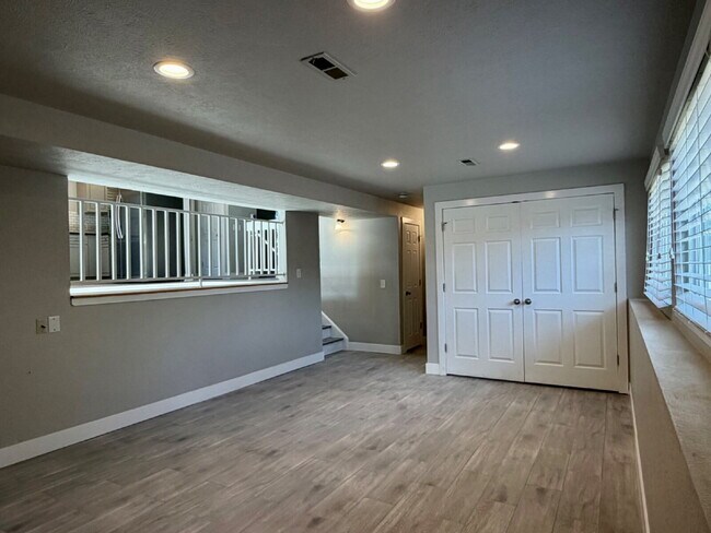 Building Photo - Spacious 4 bedroom, 3 bathroom home in the heart of Aurora is ready for immediate move in! Conven...