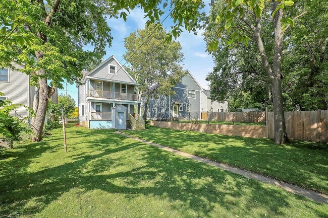 Building Photo - 2124 Fremont Ave N
