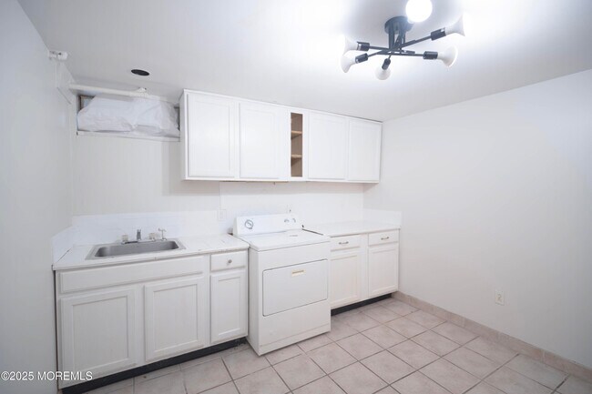 Building Photo - 585 Shady Ln