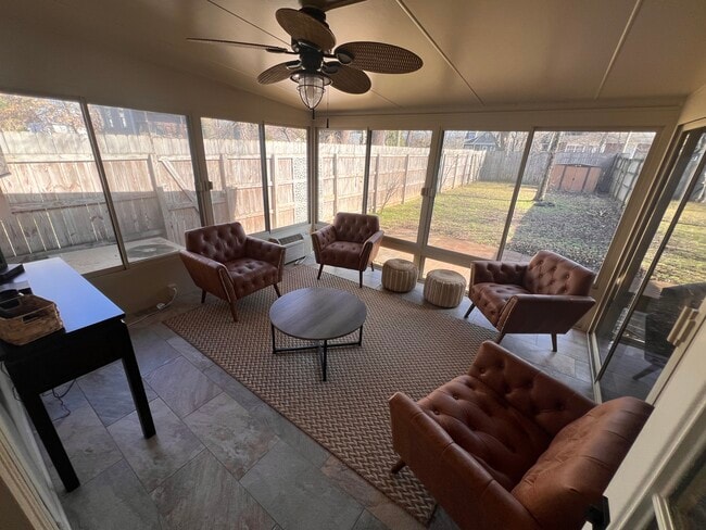 Building Photo - 828 N Maple St