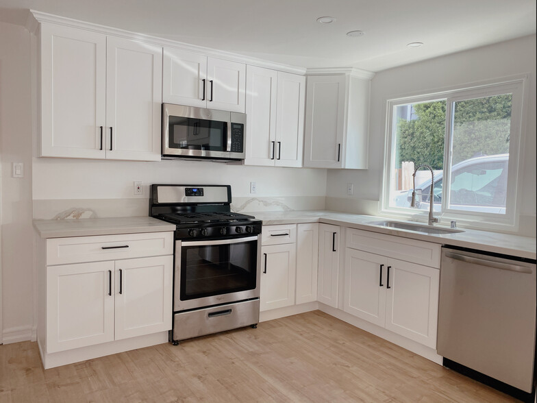 Modern kitchen - 1154 Cypress Ave