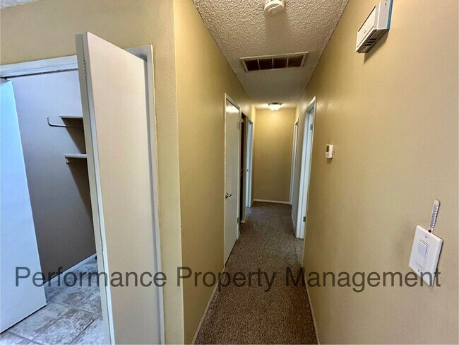 Building Photo - Cute 3 Bed/2 Bath SW Bakersfield Home w RB...