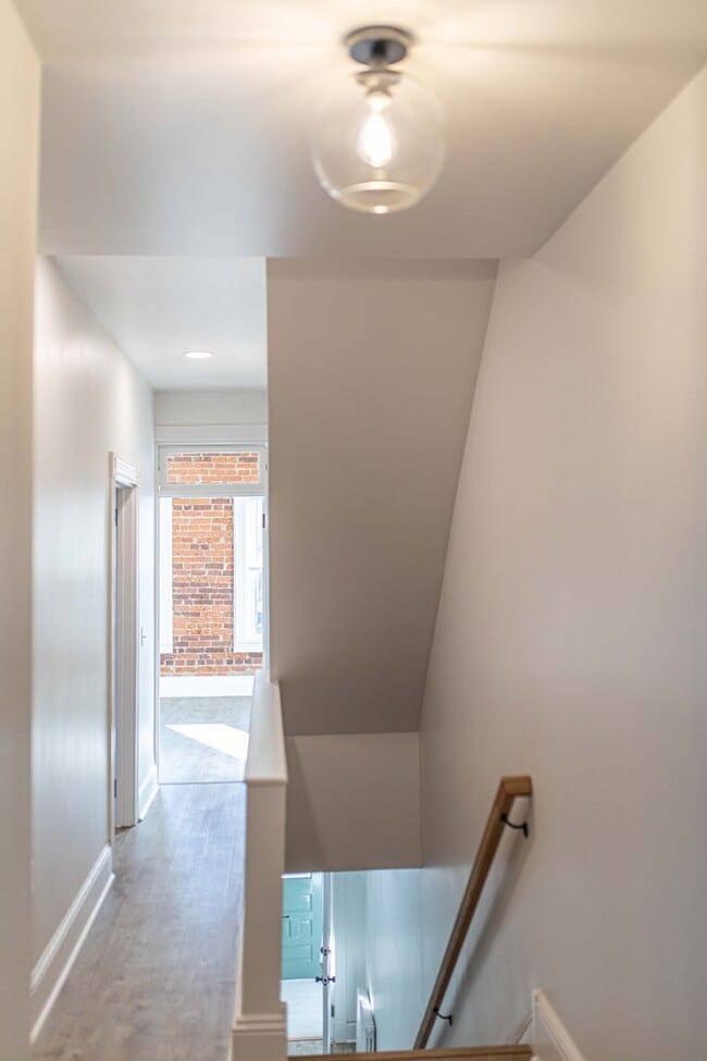 Building Photo - 617 E Chestnut St