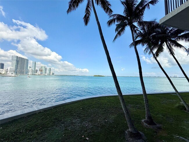 Building Photo - 801 N Venetian Dr