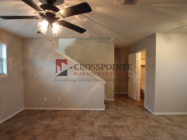 Building Photo - 2 Bed 1.5 Bath Townhome in Lindale!