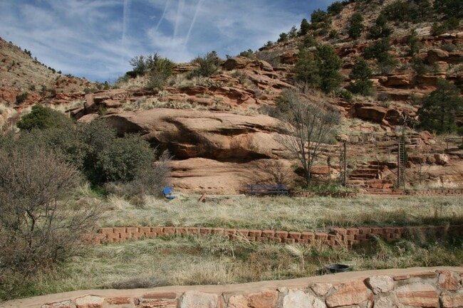 Building Photo - *utilities included* Large 1 bedroom apart...